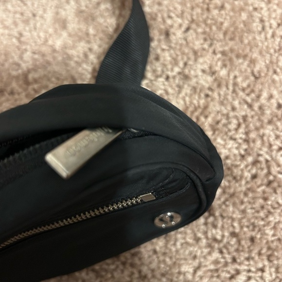 Lululemon Wanderlust Belt Bag O/S Black with zipper! - Picture 5 of 8